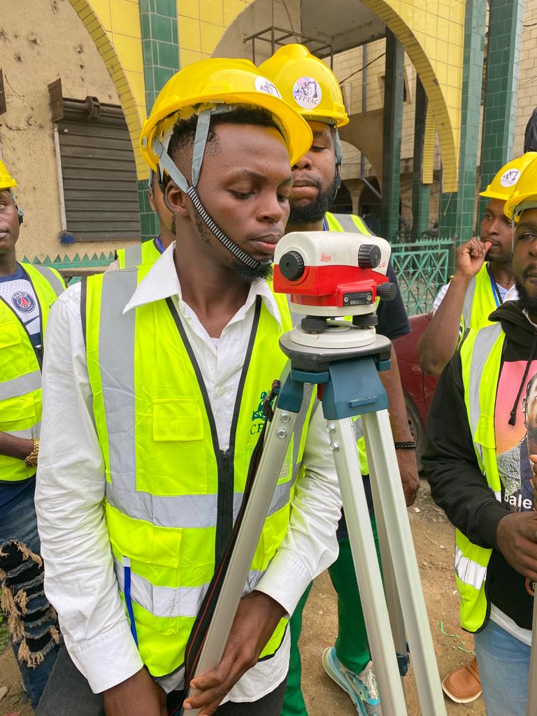 Des etudiants en cours de Topographie